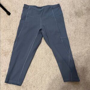 Women’s Gray Athletic Cropped Leggings Size M